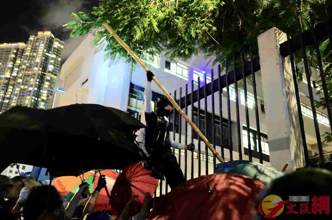 最新：香港警方旺角清场！暴徒竟拆*旗国**升“独”旗