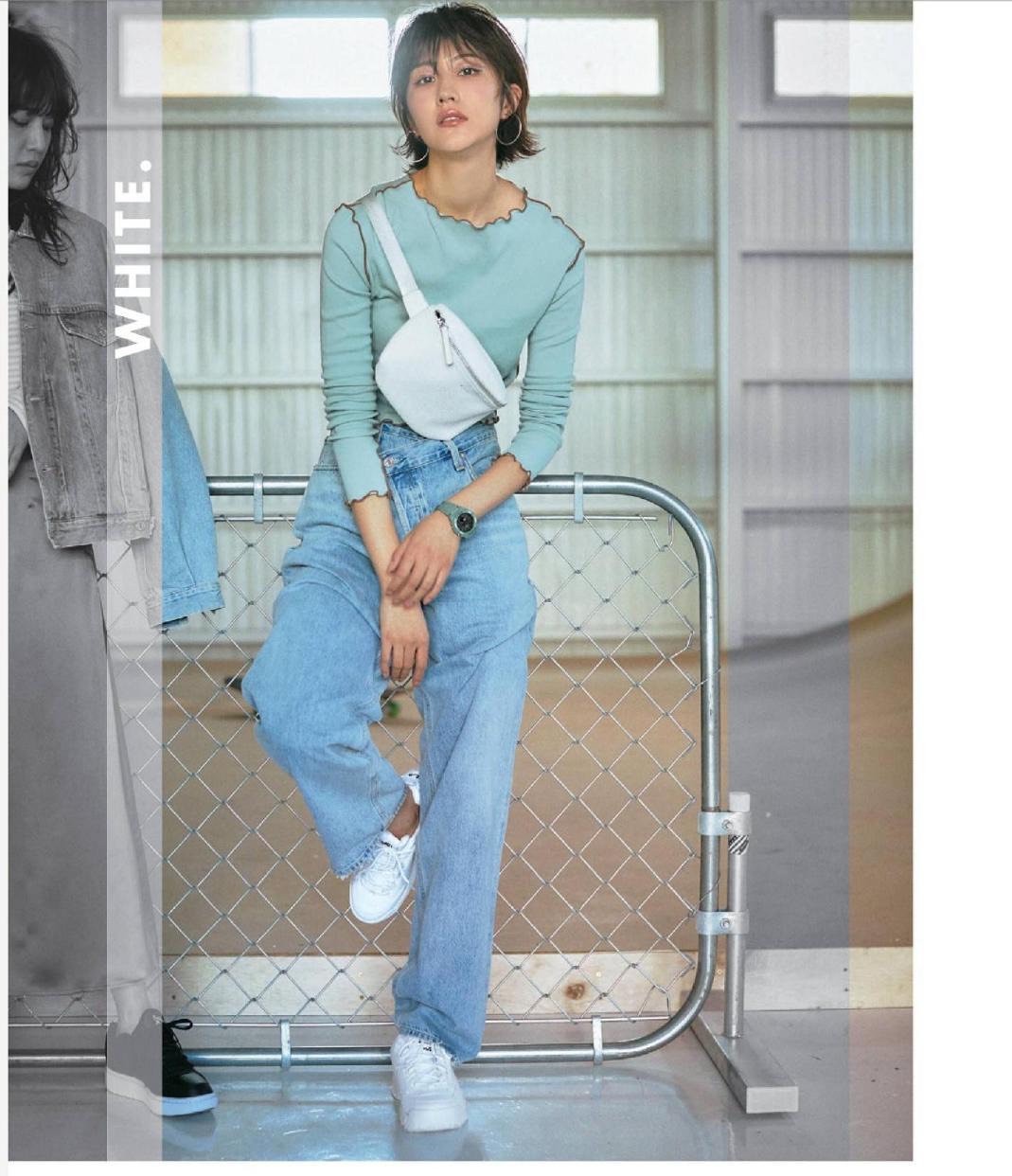 小白鞋和小黑鞋哪个更好呢？别纠结了，看完搭配示范再决定吧