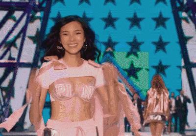 雎晓雯刘雯奚梦瑶何穗机场合影,何穗奚梦瑶刘雯雎晓雯图片