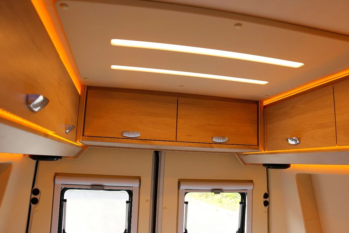 卫航定制版b型房车,卫航房车最新款大通v90后双轮b型