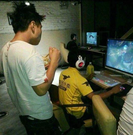 外卖小哥无处不在无所不能,外卖小哥送外卖无所不能