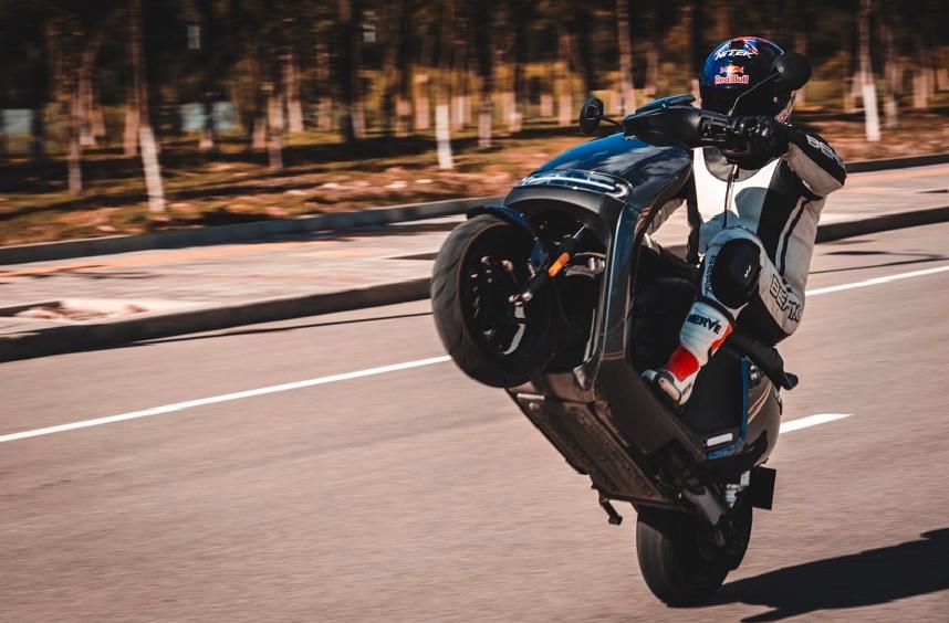 电摩续航超过200公里,时速100续航200以上的电摩