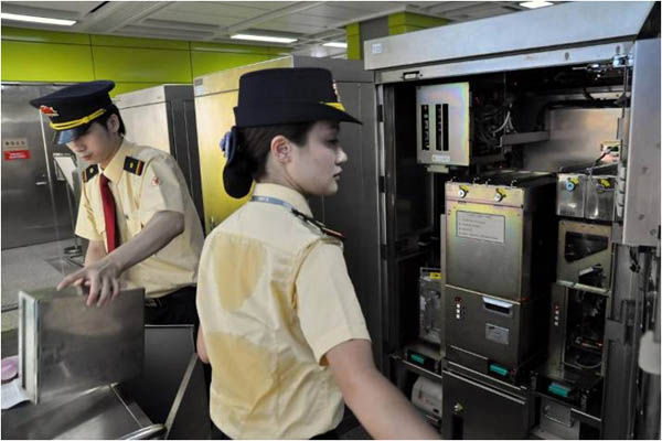 地铁站务员辛苦吗,地铁日检工的辛苦