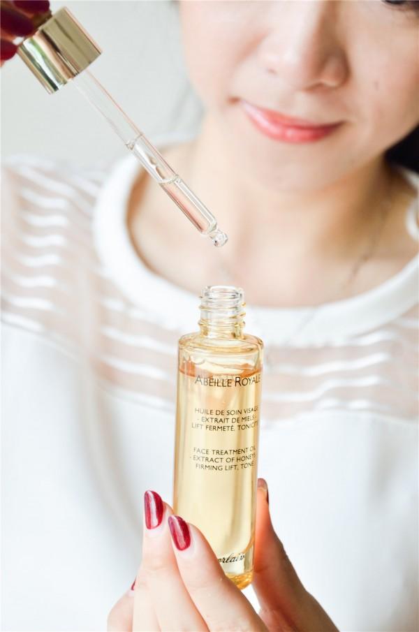 热门补水的精华液推荐:有效改善肌肤暗沉和美白肤色,深受好评