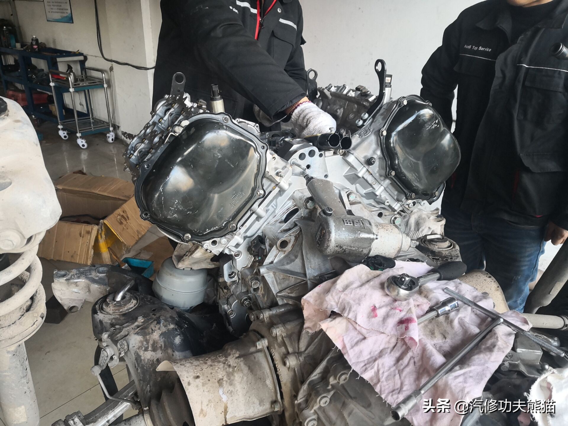 16款奥迪a6l2.5自吸发动机漏油,奥迪a6l2.4免拆烧机油处理靠谱吗