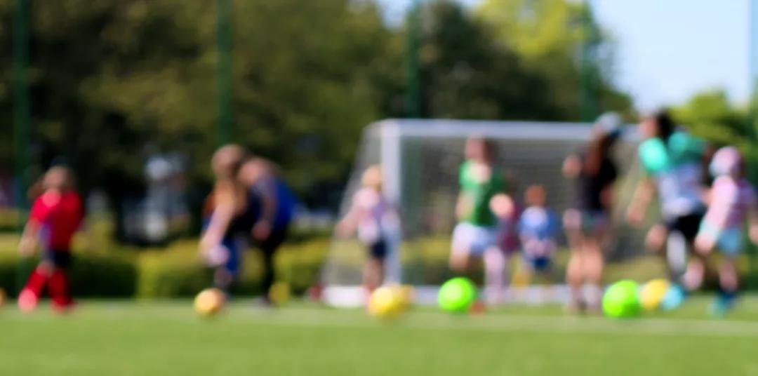 送孩子足球礼物,送孩子踢足球好不好