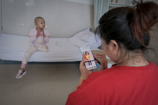 “妈妈，只要不疼，我这条腿就不要了”，女孩截肢后还想照顾妈妈