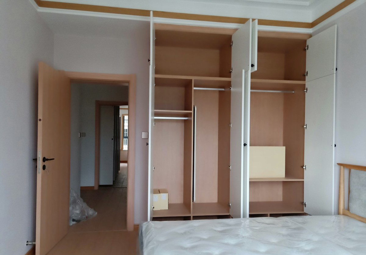 柜门用推拉门和平开门哪个好,定制衣柜推拉门选什么颜色好看