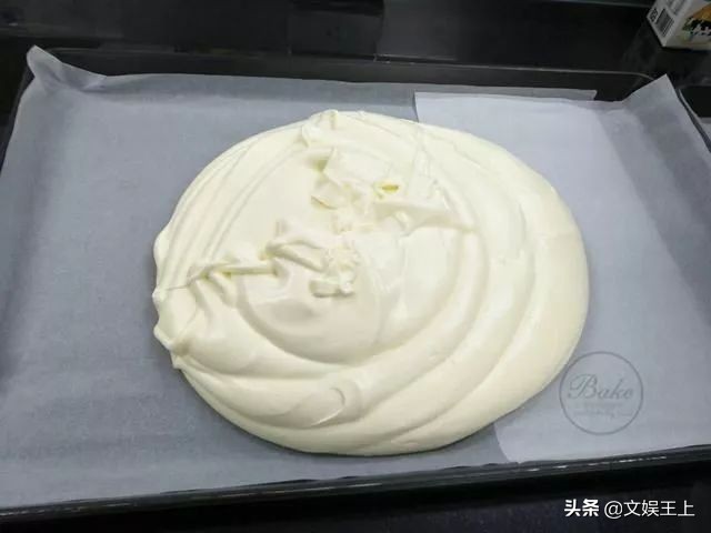 不用出门自己在家做蛋糕,不能出门就自己做了一个蛋糕