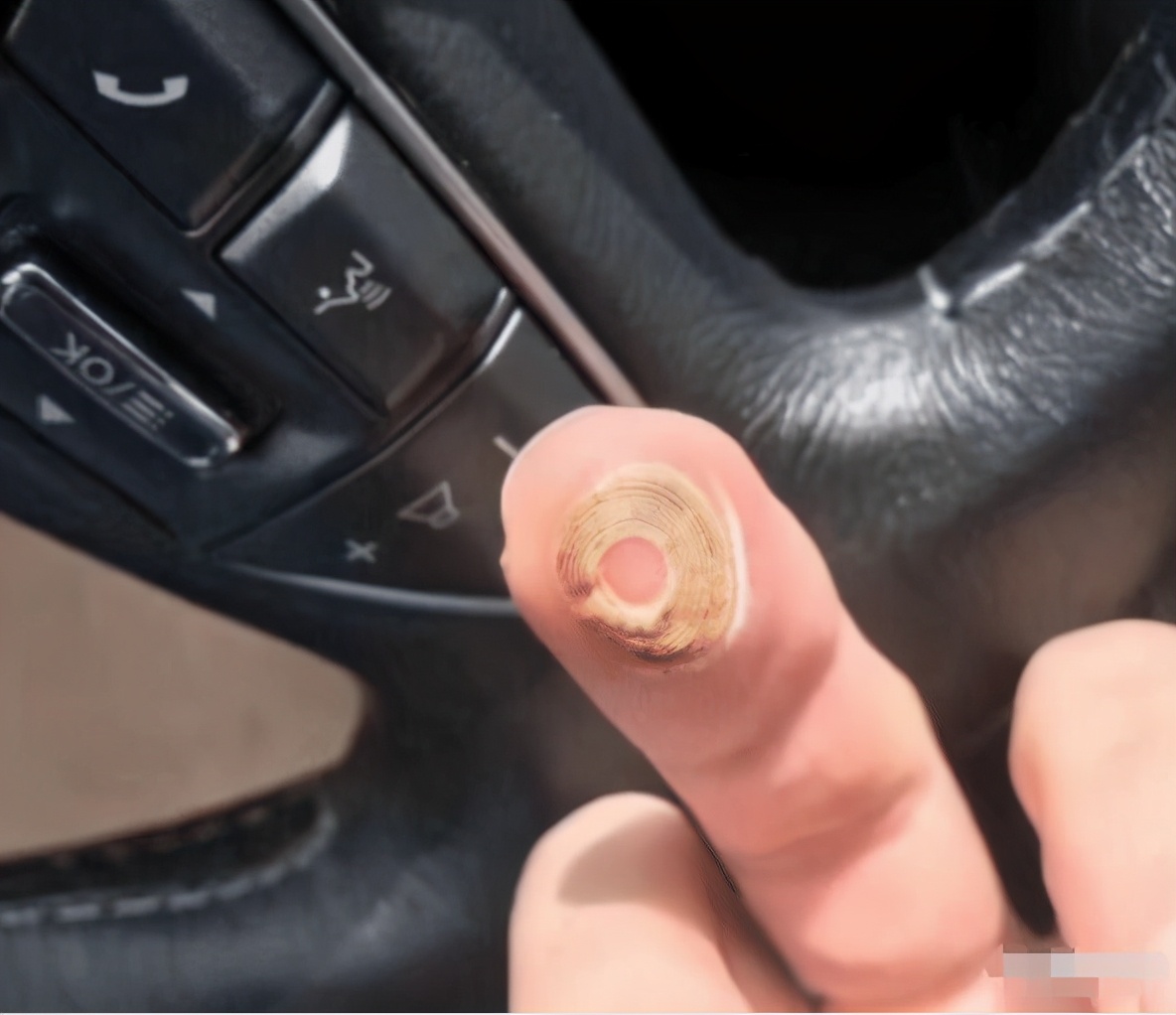 女朋友新买的衣服上有个洞，这是干啥用的？