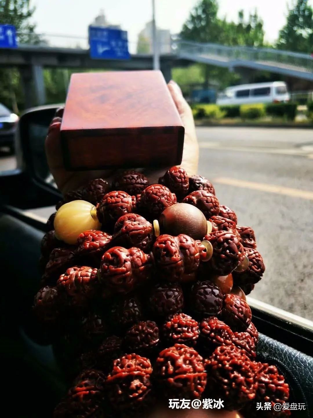 玩了五六百条手串，每天麒麟臂上班，这女子玩串牛气