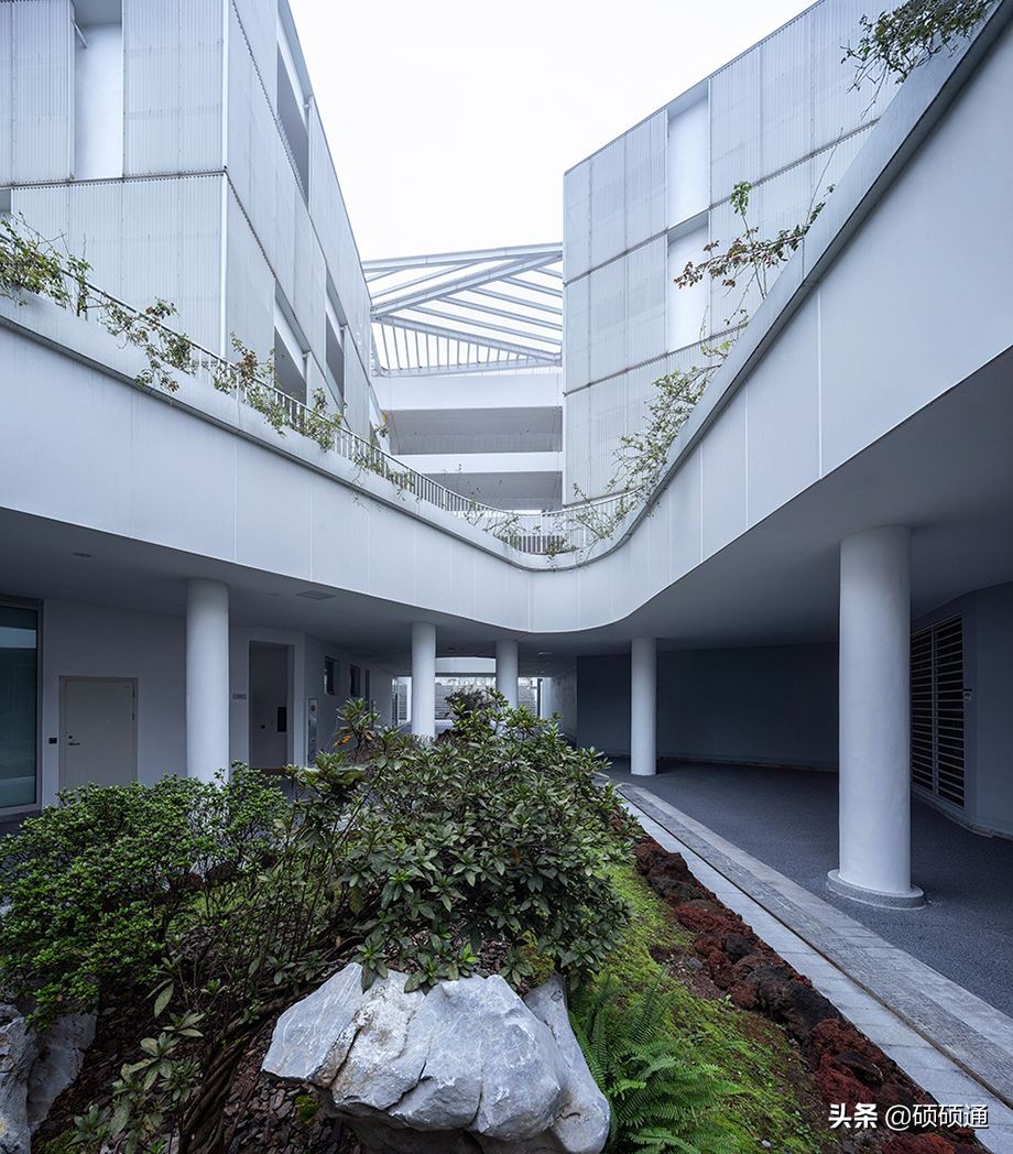 巨大环形飞船,巨大的地球主题环创