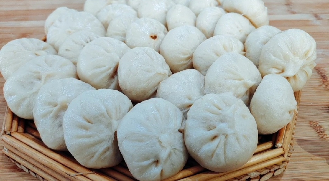 双擀面杖擀小笼包皮教程,小笼包现做现蒸的方法