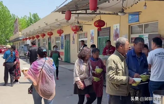 河南大爷大锅烩菜10元,河南小伙大锅菜卖1000份