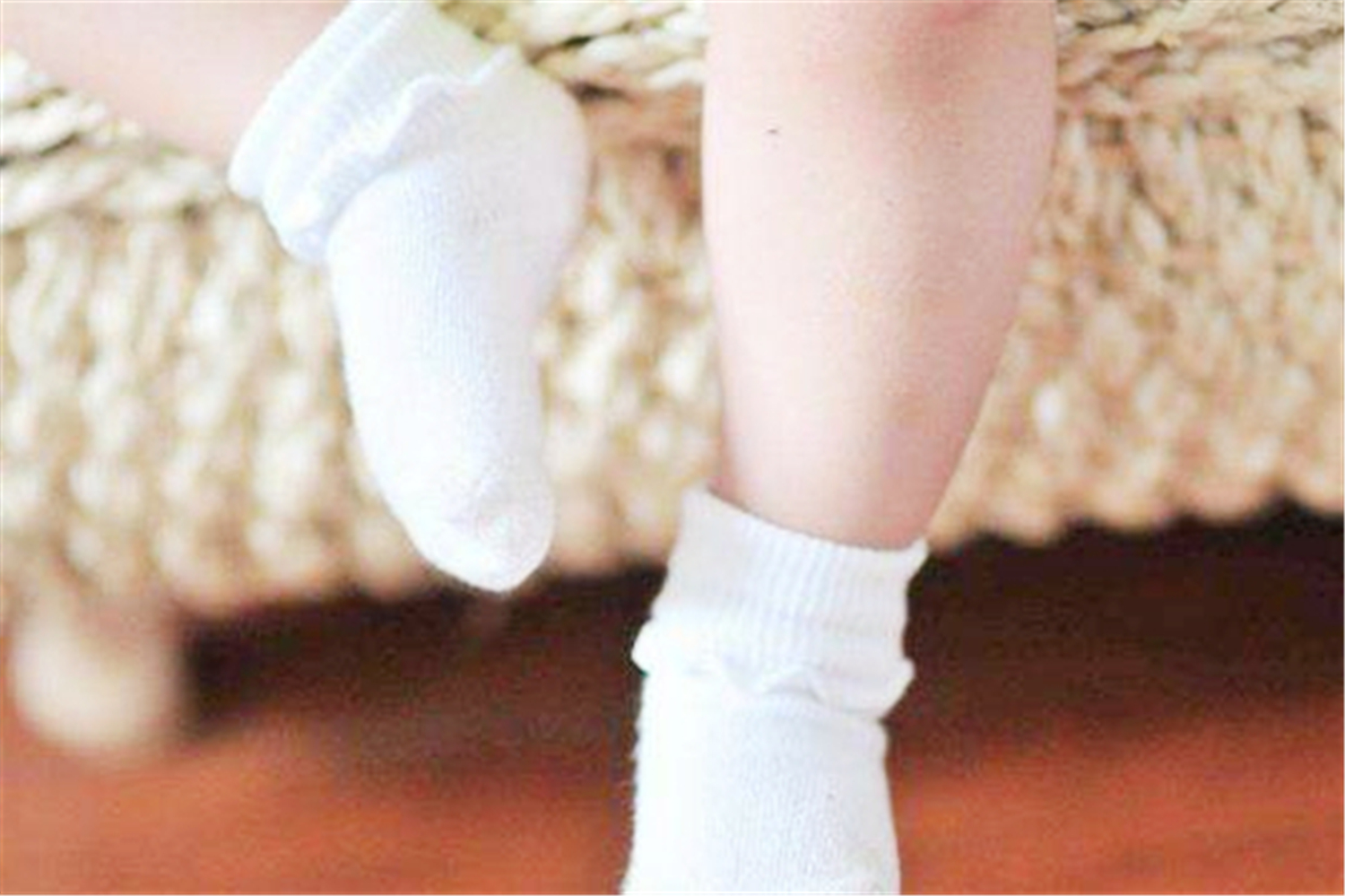 小孩怎么脱袜子脱鞋,小朋友爱脱袜子怎么把脚扎破的