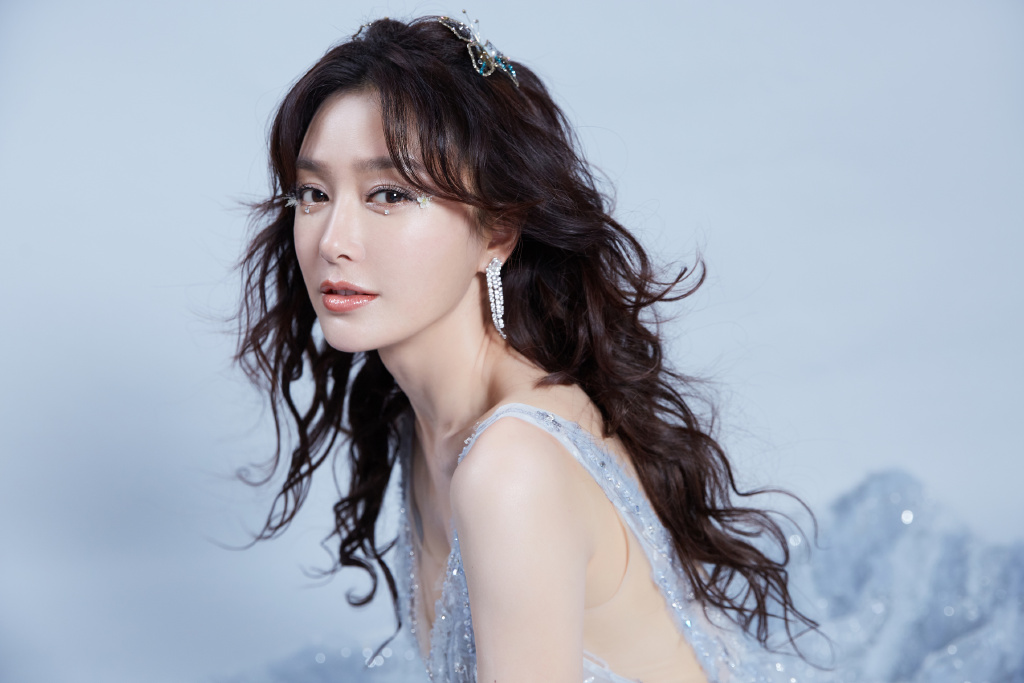 秦岚华丽的转身第一集,秦岚穿纱裙露美背清新迷人