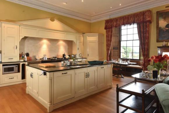 英国伦敦50亩的庄园别墅出售,英国300亩庄园出售