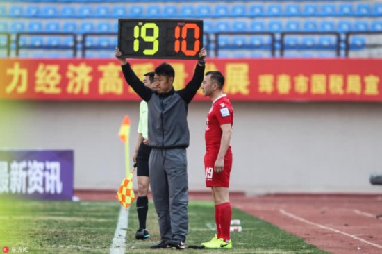 中乙赛场球员身材引热议，但他的背后是一个关于热爱的故事