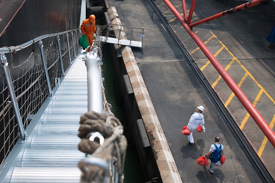 疫情下中国船员撑起全球贸易:月薪涨到三万多元,大量顶替印度菲律宾船员,换班难到有人靠*工罢**下船