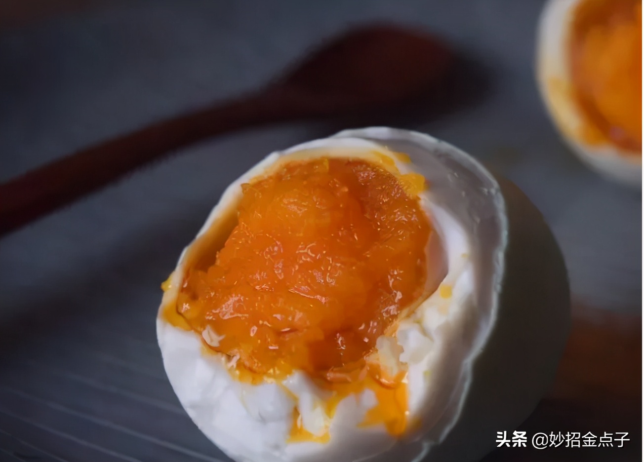 腌咸蛋个个冒油的方法,咸蛋怎样才能腌出油来