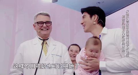 孩子在飞机上一直哭妈妈很无奈,小孩在飞机上一直哭闹怎么应对