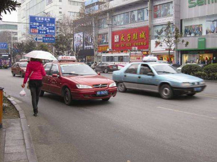 从“摩的”到“红夏利黄面的”，再到红蓝的富康，荆州出租车变迁