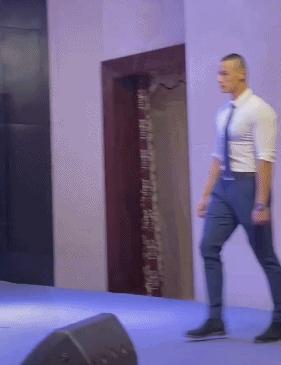 他身高183公分,胸肌硕大差点把衬衫撑爆,这身材简直绝了