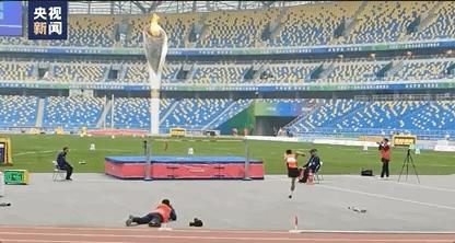 独腿男子拄拐杖射门,独腿小伙球场内拄拐飞奔热血射门