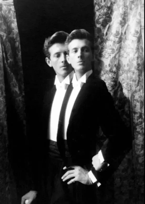 装妆美资讯馆|是谁?让赫本比梦露更美丽?