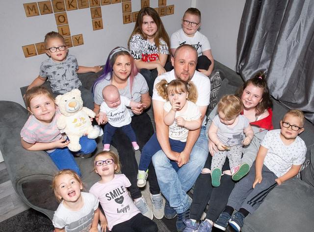 夫妻生了15个孩子完整版,小两口生10个孩子的家庭