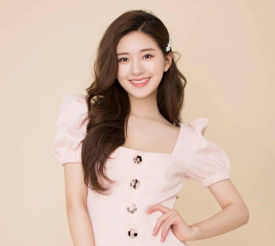 脸圆怎么显脸小又利落,脸大怎么穿搭学生