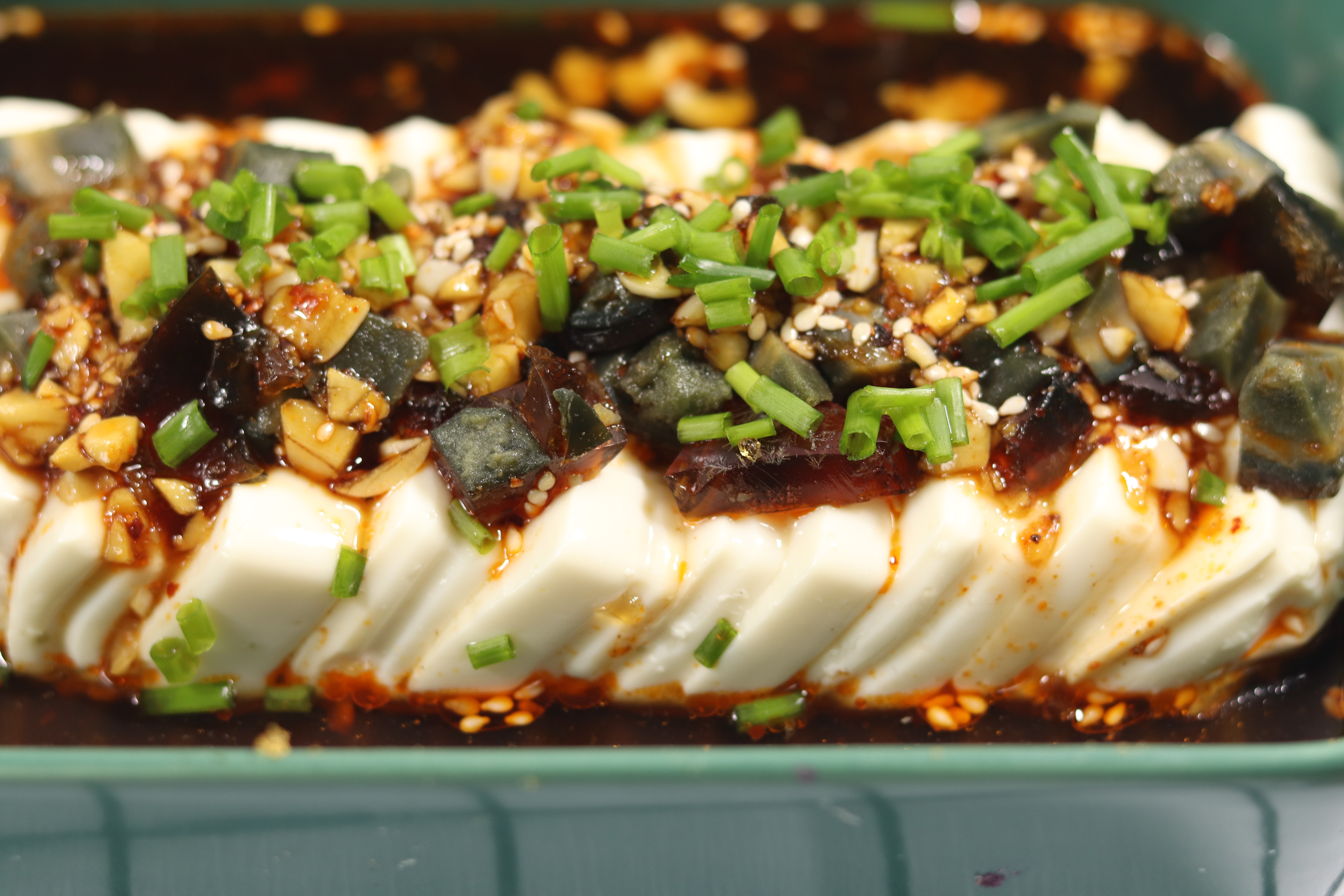 切皮蛋粘刀视频教程,如何制作皮蛋拌豆腐让皮蛋不腥