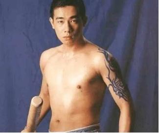 纹身从黑色变成青色了,纹身变成蜈蚣