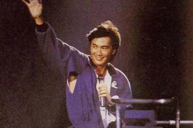 他是谭咏麟的偶像，爱穿豹纹叱咤歌坛50年，66岁重出江湖