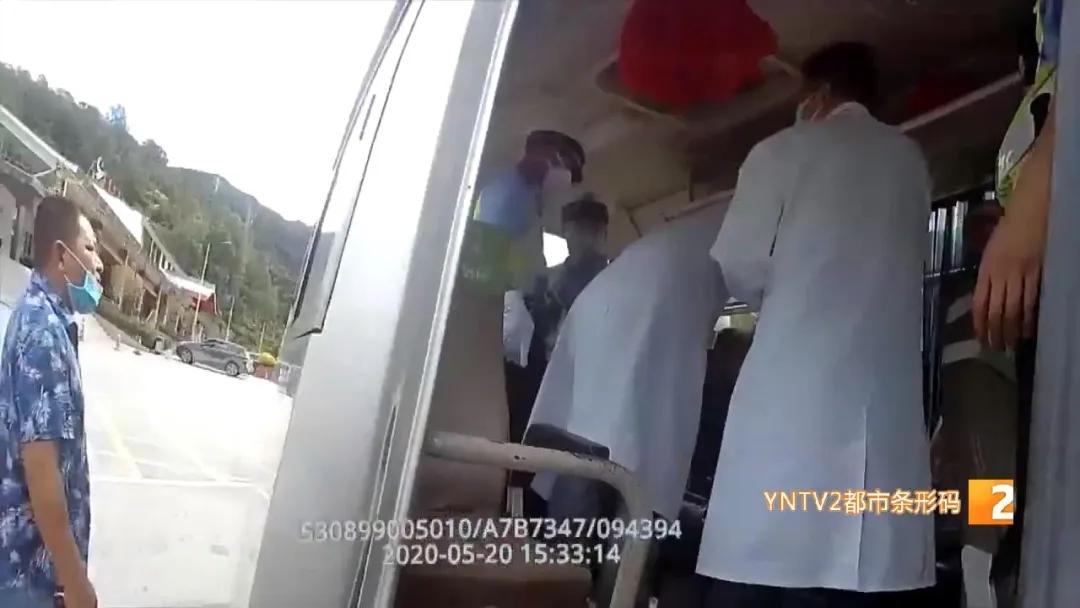 老人突然倒地抽搐路过护士急救,老人突然抽搐失去意识后又恢复