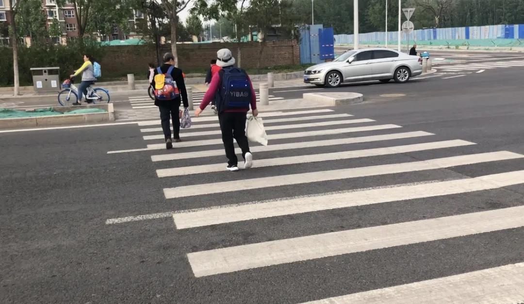 学校门口临时信号灯如何通行,学校门口信号灯最全图解