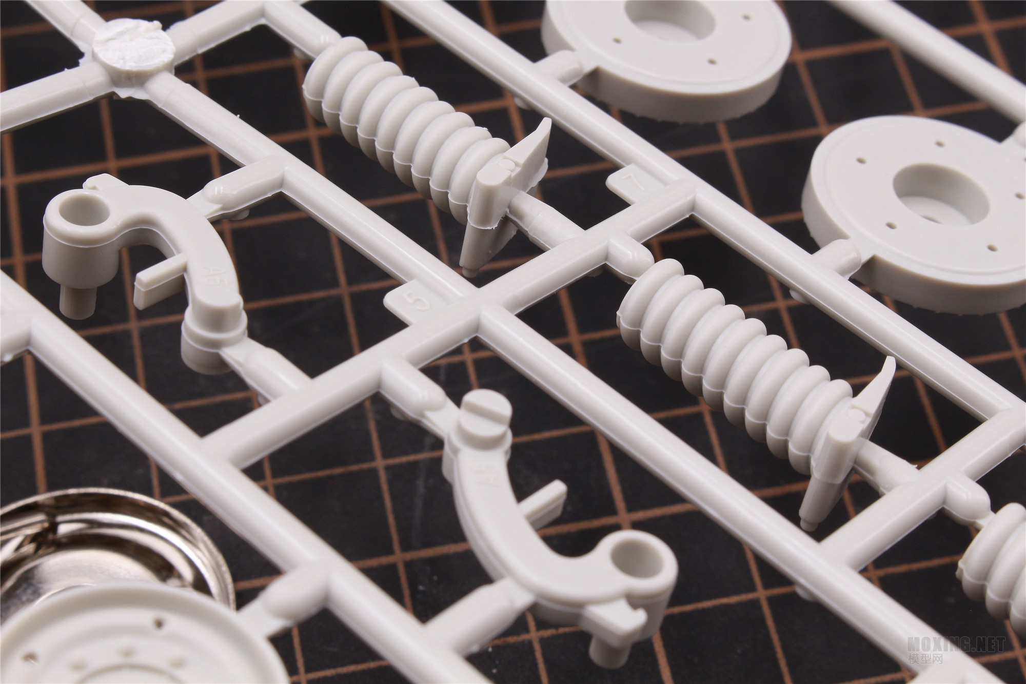 MENG,SS-018-1/35以色列“雌虎”重型装甲运输车-简介与开盒