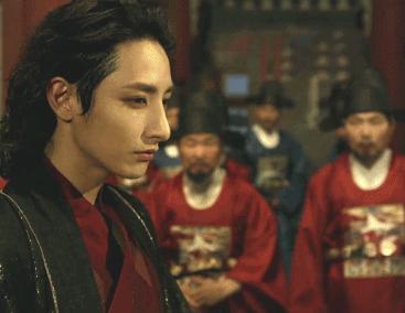 184cm韩国的邪魅男星,可狼可奶的宝藏男孩,还是行走的衣架子?