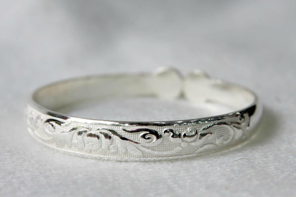 佩戴银饰品变黑是个人体质吗,农村戴银饰的好处