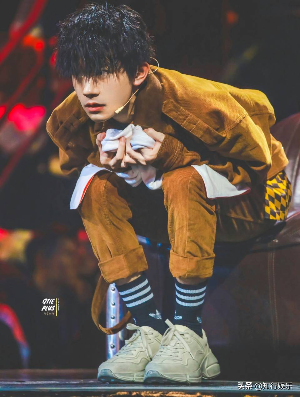 易烊千玺羞红脸,易烊千玺害羞脸红