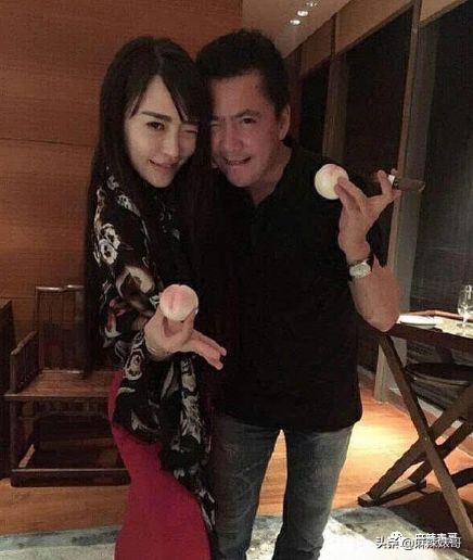 老公夜会嫩模转1万,小S却一个包背10年,这婚姻好不好她不知道?