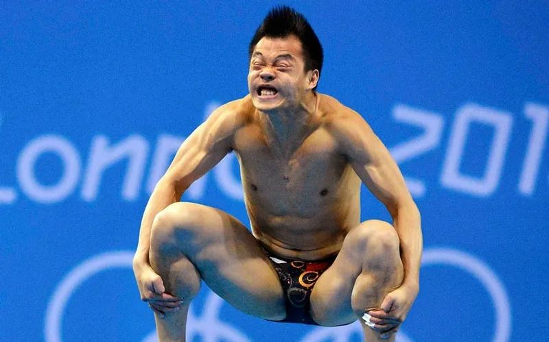 比赛还能尬舞，33个珍贵镜头，记录下这些赛场怪异瞬间