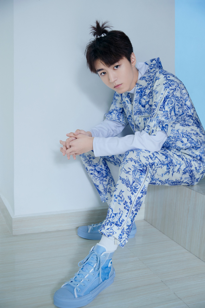 王俊凯拉链破洞裤,王俊凯外套秋冬穿搭