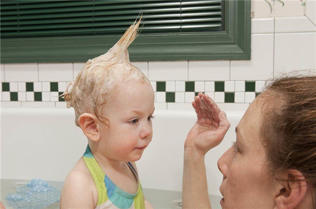 小孩子头发不好剃光头有用么,小孩不长头发要不要剃光头