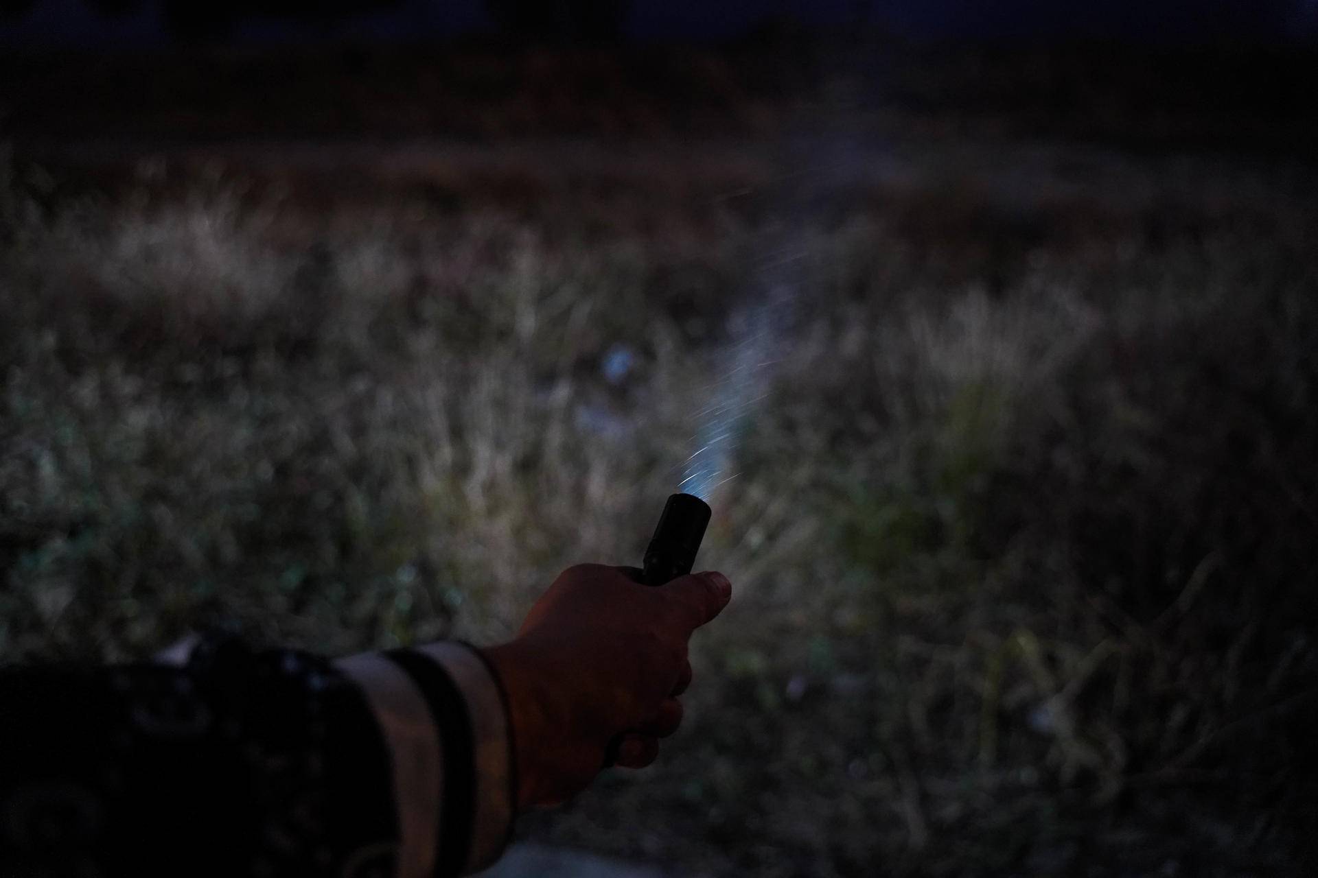 小巧便携，亮度高！体验菲尼克斯E20V2.0便携手电