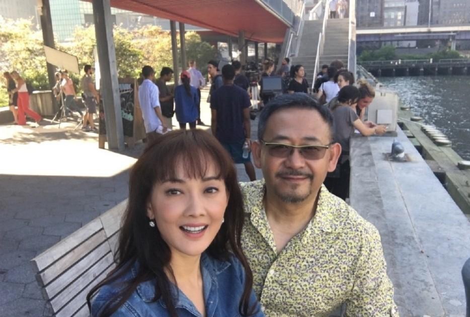 牛莉一家三口近照曝光,牛莉晒一家三口照片