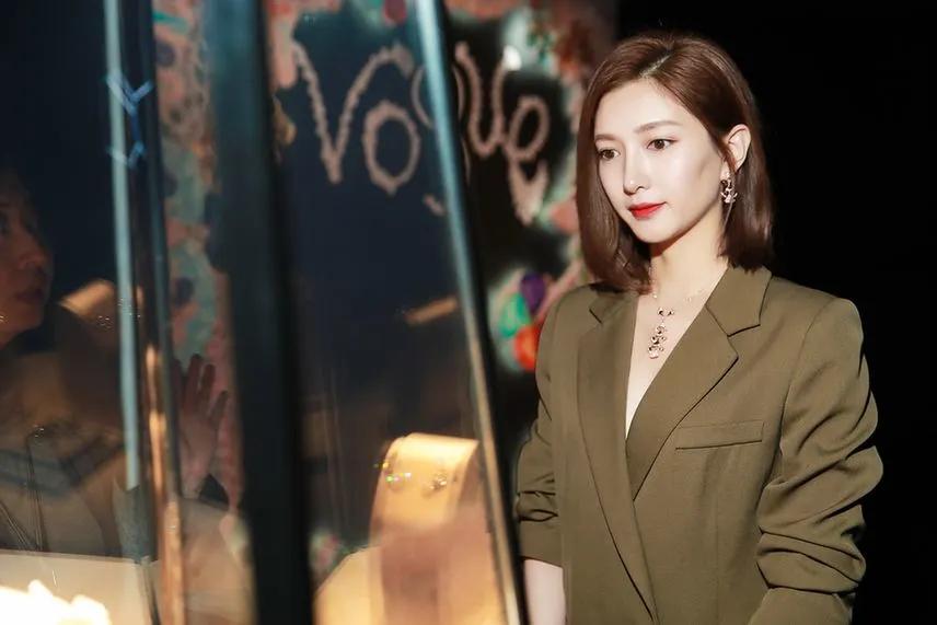 网上买的手链断在实体店修要钱吗,金手链断了维修怎么收费