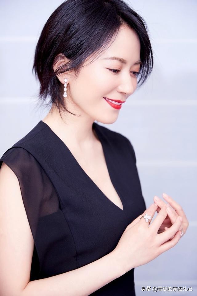 适合发量少的45岁的短发,长卷发和短发哪个更减龄