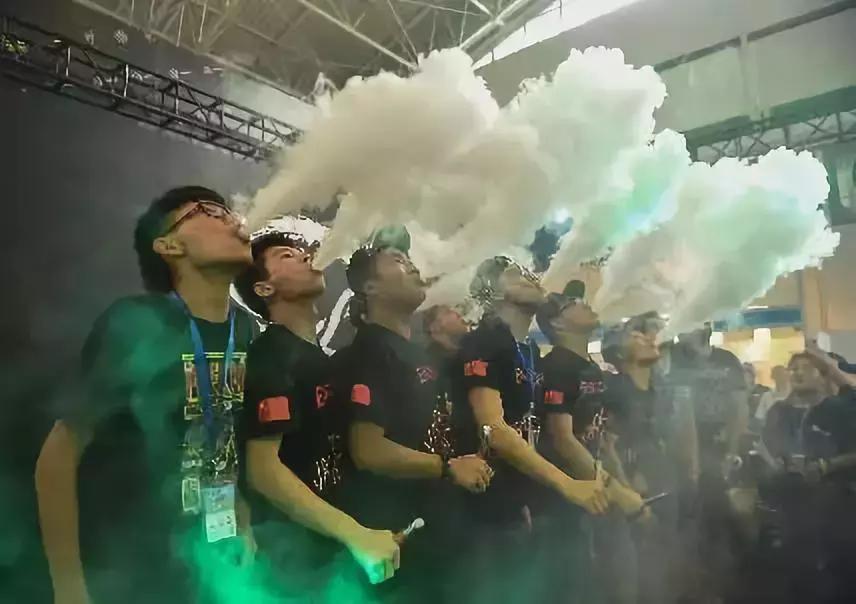 越来越多的人迷上了智能电脑,年轻人越来越爱抽烟