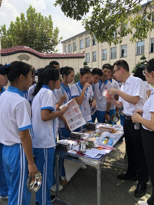 在医院、在乡村、在工地……，稠州银行服务不只在柜台